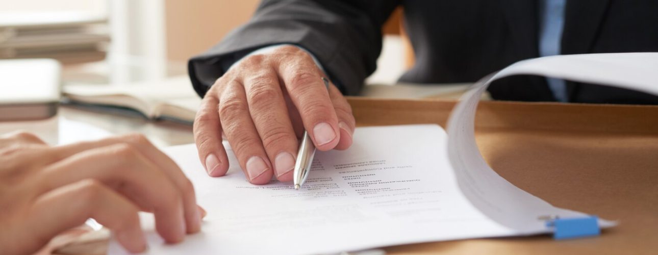 business-people-signing-contract_1098-21026